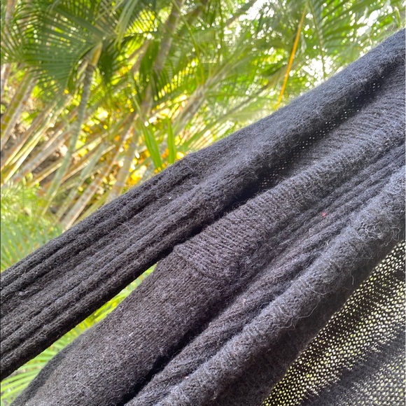 Jennifer Lopez small black sweater - Picture 2 of 5